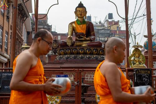 ภาพ No.80187:สามเณรในโครงการบรรพชาสามเณรหมู่ รับบิณฑบาตจากญาติโยมสาธชุน บริเวณชุมชน Patan และ Thamel กรุงกาฐมาณฑุ ประเทศเนปาล วันที่ 31 มีนาคม พ.ศ. 2566