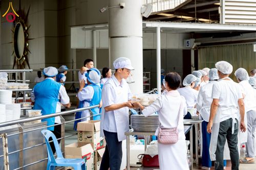 ภาพ No.245070:วันพุธที่ 10 กันยายน พ.ศ. 2568 พิธีถวายภัตตาหารเมนูสวรรค์ เนื่องในวันครบ 25 ปี วันละสังขารคุณยายอาจารย์มหารัตนอุบาสิกาจันทร์ ขนนกยูง ณ หอฉันคุณยายอาจารย์ฯ วัดพระธรรมกาย