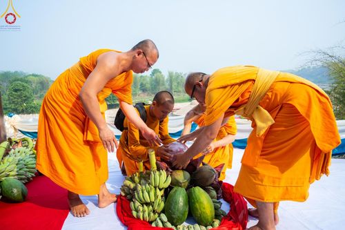 ภาพ No.139298:Photo Story  มหัศจรรย์วัดดงดินแดง Episode 7 พระภิกษุ-สามเณร ในโครงการบรรพชาอุปสมบทหมู่  กว่า 500 รูป ศีลจาริณีและสาธุชนกว่า 500 คน ร่วมพิธีบูชาข้าวพระ วัดดงดินแดง ต.ม่อนจอง อ.อมก๋อย จ.เชียงใหม่ วันอาทิตย์ที่ 7 เมษายน พ.ศ.2567