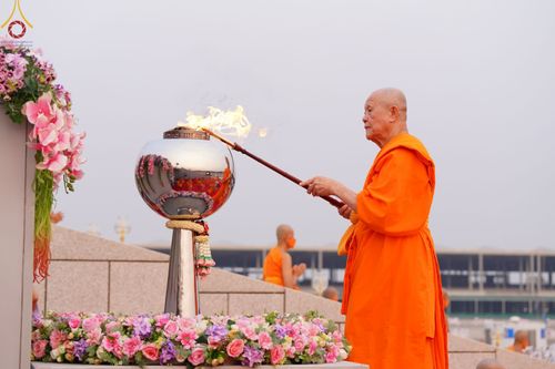 ภาพ No.77148:พิธีจุดมาฆประทีป ในวันมาฆบูชา อาทิตย์ต้นเดือนที่ 6 มีนาคม พ.ศ. 2566 ณ วัดพระธรรมกาย อ.คลองหลวง จ.ปทุมธานี