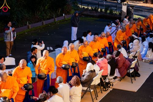 ภาพ No.100902:พิธีทอดกฐินบรมจักรพรรดิสร้างทุกสิ่ง ณ วัดพระธรรมกายออเรกอน ประเทศสหรัฐอเมริกา  วันอาทิตย์ ที่ 26 พฤศจิกายน พ.ศ. 2566