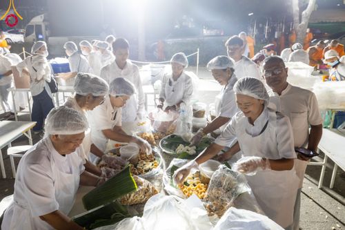 ภาพ No.110959:พิธีถวายภัตตาหารเป็นสังฆทาน แด่คณะพระธรรมยาตราฯ ในโครงการธรรมยาตรา กตัญญูบูชา มหาปูชนียาจารย์ พระมงคลเทพมุนี(สด จนฺทสโร) พระผู้ปราบมาร อนุสรณ์สถาน 7 แห่ง ปีที่ 12 วันที่ 13 มกราคม พ.ศ. 2567 ณ อนุสรณ์สถานมหาวิหารพระมงคลเทพมุนี  (โลตัสแลนด์) อ.สองพี่น้อง จ