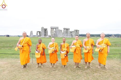 ภาพ No.150428:คณะสงฆ์และสามเณร  วัดพระธรรมกายลอนดอน สหราชอาณาจักร จัดบิณฑบาตและนั่งสมาธิที่ Stonehenge วันพุธที่ 14 สิงหาคม  พ.ศ. 2567