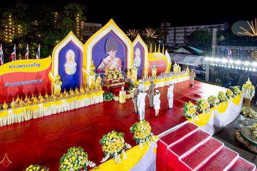 ภาพ No.235095:วันจันทร์ที่ 28 กรกฎาคม พ.ศ. 2568 พิธีถวายเครื่องราชสักการะและวางพานพุ่ม และพิธีจุดเทียนถวายพระพรชัยมงคล เนื่องในโอกาสวันเฉลิมพระชนมพรรษา พระบาทสมเด็จพระวชิรเกล้าเจ้าอยู่หัว ณ บริเวณหน้าอาคารสำนักงาน เทศบาลเมืองคลองหลวง จ.ปทุมธานี