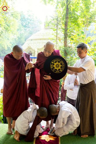 ภาพ No.220058:วันพุธที่ 16 เมษายน พ.ศ. 2568 วัดพระธรรมกายถวายมหาสังฆทาน มอบสิ่งของและทุนทรัพย์กว่า 4 ล้านบาท บรรเทาทุกข์ 181 วัดแผ่นดินไหวเมียนมา