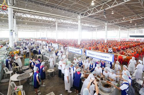 ภาพ No.60168:คณะสงฆ์ 10,000 กว่าวัดฉันภัตตาหารเพล ในวันคุ้มครองโลก วันจันทร์ที่ 22 เมษายน พ.ศ. 2567 ณ สภาธรรมกายสากล วัดพระธรรมกาย