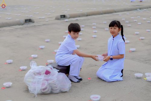 ภาพ No.240933:วันพุธที่ 27 สิงหาคม พ.ศ. 2568 พิธีจุดประทีป ในวันธรรมชัย ณ วัดพระธรรมกาย