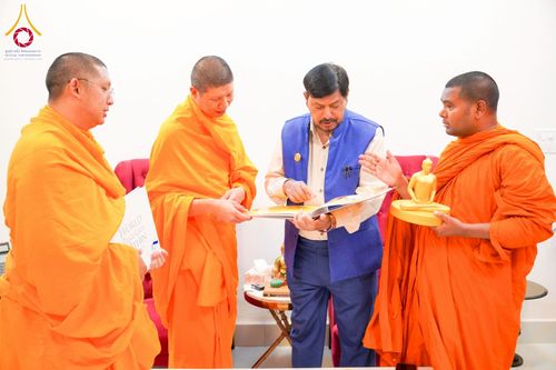 ภาพ No.213367:วันที่ 26 มีนาคม พ.ศ. 2568 วัดพระธรรมกายและมูลนิธิธรรมกาย มอบพระธรรมกายบรรจุพระธาตุแก่รัฐมนตรีว่าการกระทรวงยุติธรรมฯ ประเทศอินเดีย