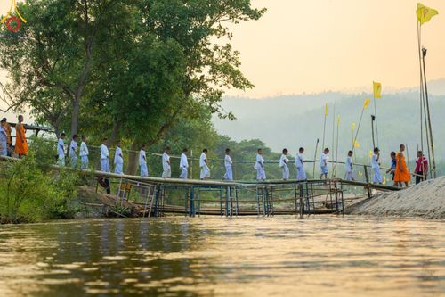 ภาพ No.63229:Photo Story  มหัศจรรย์วัดดงดินแดง Episode 1  พิธีปลงผมนาคธรรมทายาท  ในโครงการบรรพชาอุปสมบทหมู่ ฟื้นฟูพระพุทธศาสนาทั่วไทย วัดดงดินแดง ณ ลำน้ำแม่ตื่น อ.อมก๋อย จ.เชียงใหม่ วันที่ 2 เมษายน พ.ศ. 2567