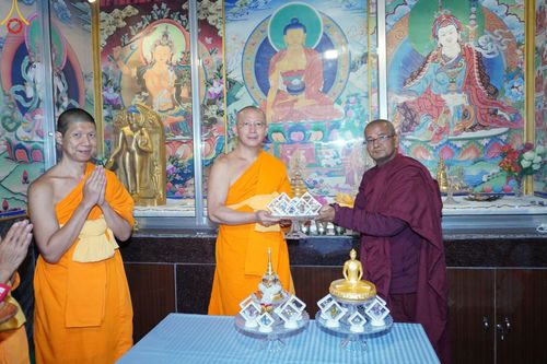 ภาพ No.80595:พิธีถวายพระบรมสารีริกธาตุแด่พระเดชพระคุณหลวงพ่อดร. ไมตรี ศากยะ เจ้าอาวาสวัดอานันทกุฏิ เพื่อประดิษฐานในเจดีย์สภาสงฆ์นิกายเถรวาท มหายานและวัชรยานแห่งเนปาล (Dharmodaya Sabha) ณ ลุมพินี ประเทศเนปาล  วันที่ 1 พฤษภาคม พ. ศ. 2566