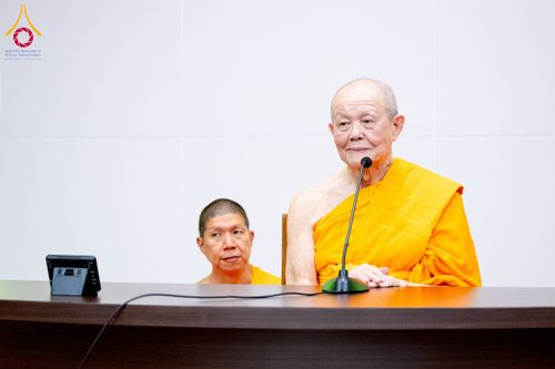 ภาพ No.222472:วันที่ 21 เมษายน พ.ศ. 2568 หลวงพ่อทัตตชีโวต้อนรับคณะสงฆ์จีน ณ อาคาร 100 ปี คุณยายมหารัตนอุบาสิกาจันทร์ ขนนกยูง วัดพระธรรมกาย