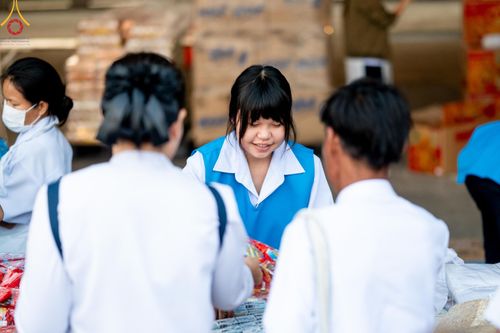 ภาพ No.167446:พิธีตักบาตรและพิธีบูชาข้าวพระ ในวันอาทิตย์ที่ 3 พฤศจิกายน พ.ศ. 2567 ณ วัดพระธรรมกาย