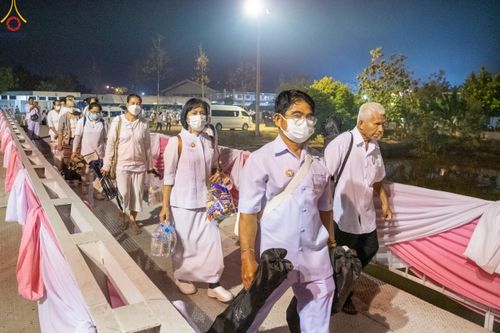 ภาพ No.110198:พิธีตักบาตรพระธรรมยาตราฯ ในโครงการธรรมยาตรากตัญญูบูชา มหาปูชนียาจารย์ พระมงคลเทพมุนี(สด จนฺทสโร) พระผู้ปราบมาร ปีที่ 12 ณ อนุสรณ์สถานลำดับที่ 2 สถานที่ตั้งมโนปณิธานบวชตลอดชีวิต อนุสรณ์สถานบางนางแท่น จ.นครปฐม วันที่ 11 มกราคม พ.ศ. 2567