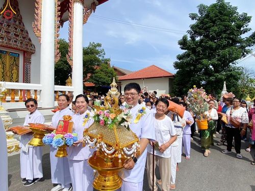 ภาพ No.170879:พิธีทอดกฐิน ณ วัดสระสี่เหลี่ยม ต.ดอนรวก อ.ดอนตูม จ.นครปฐม ในโครงการกฐินสามัคคีทั่วไทย 30,000 วัด บูชาธรรม 80 ปี หลวงพ่อธัมมชโย โดยคณะศิษยานุศิษย์วัดพระธรรมกาย วันที่ 27 ตุลาคม พ.ศ. 2567