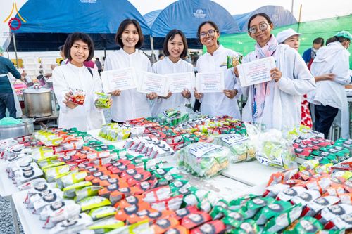 ภาพ No.198280:พิธีถวายภัตตาหารเป็นสังฆทาน แด่พระธรรมยาตรา ณ อนุสรณ์สถานบางปลา วัดบางปลา อำเภอบางเลน จังหวัดนครปฐม ในโครงการธรรมยาตรา กตัญญูบูชา มหาปูชนียาจารย์ พระมงคลเทพมุนี(สด จนฺทสโร) พระผู้ปราบมาร อนุสรณ์สถาน 7 แห่ง ปีที่ 13 วันที่ 20 มกราคม พ.ศ. 2568