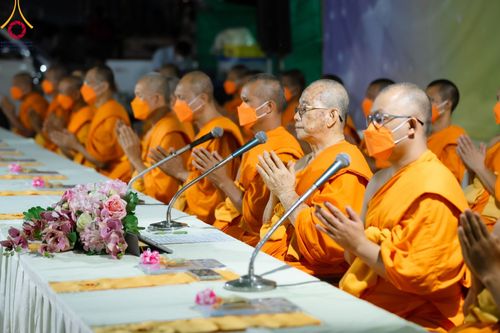 ภาพ No.108044:พิธีถวายภัตตาหารเป็นสังฆทาน แด่คณะพระธรรมยาตราฯ ในโครงการธรรมยาตรากตัญญูบูชา มหาปูชนียาจารย์ พระมงคลเทพมุนี(สด จนฺทสโร) พระผู้ปราบมาร อนุสรณ์สถาน 7 แห่ง ปีที่ 12 วันที่ 8 มกราคม พ.ศ. 2567 ณ อนุสรณ์สถานมหาวิหารพระมงคลเทพมุนี (โลตัสแลนด์) อ.สองพี่น้อง จ.สุ