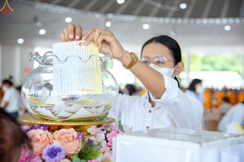 ภาพ No.82771:พิธีบุพเปตพลี ครั้งที่ 136 ร่วมอุทิศบุญแด่ญาติที่ล่วงลับไปแล้ว และสืบทอดอายุพระพุทธศาสนา วันเสาร์ที่ 17 มิถุนายน พ.ศ.2566 (วันพระแรม 14 ค่ำเดือน 7) ณ หอฉันคุณยายอาจารย์ฯ วัดพระธรรมกาย