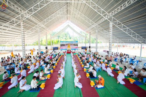 ภาพ No.101537:พิธีขอขมาและมอบผ้าไตร ในโครงการอุปสมบทบูชาธรรม มหาปูชนียาจารย์ พ.ศ. 2566 ณ ธุดงคสถานลำพูน ต.เหล่ายาว อ.บ้านโฮ่ง จ.ลำพูน  วันที่ 7 ธันวาคม พ.ศ. 2566