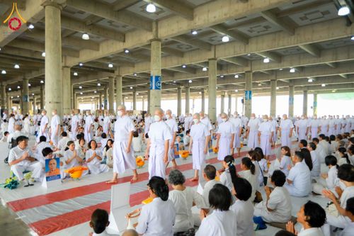 ภาพ No.62685:พิธีขอขมามอบผ้าไตร ในโครงการอุปสมบทหมู่ บูชาธรรมหลวงพ่อธัมมชโย พ.ศ.2567  โครงการอุปสมบทหมู่ธรรมทายาท ระดับอุดมศึกษา รุ่นที่51 (ภาคฤดูร้อน) โครงการบวชพระนานาชาติ AEC และ WAB รุ่นผู้บริหาร(รุ่นที่2) ณ ลานธรรม พระมหาธรรมกายเจดีย์ วันที่ 13 เมษายน พ.ศ. 2567