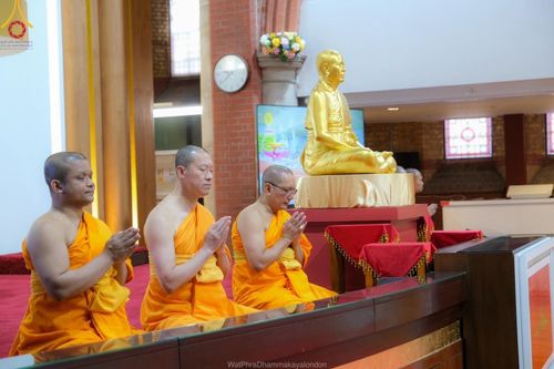 ภาพ No.161345:วัดพระธรรมกายลอนดอน สหราชอาณาจักร จัดงานบุญ น้อมถวายเป็นพุทธบูชา และบูชาธรรมเนื่องในวาระ 140 ปี วันคล้ายวันเกิดด้วยรูปกายเนื้อของ พระมงคลเทพมุนี (สด จนฺทสโร) พระผู้ปราบมาร ในวันที่ 10 ตุลาคม พ.ศ. 2567