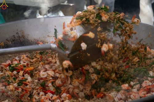 ภาพ No.189923:พิธีถวายภัตตาหารเป็นสังฆทาน แด่พระธรรมยาตรา ณ อนุสรณ์สถานมหาวิหารพระมงคลเทพมุนี (โลตัสแลนด์) อ.สองพี่น้อง จ.สุพรรณบุรี ในโครงการธรรมยาตรา กตัญญูบูชา มหาปูชนียาจารย์ พระมงคลเทพมุนี(สด จนฺทสโร) พระผู้ปราบมาร อนุสรณ์สถาน 7 แห่ง ปีที่ 13 วันที่ 6 มกราคม 2568