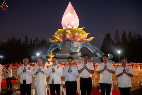 ภาพ No.175901:พิธีจุดประทีปโคมลาน, โคมลอยและลอยกระทง ถวายประทีปเป็นพุทธบูชา สร้างความสว่างไสวให้กับแผ่นดินด้วยแสงธรรม วันที่ 15 พฤศจิกายน พ.ศ. 2567 ณ พุทธอุทยานนานาชาติ อ.โพนพิสัย จ.หนองคาย