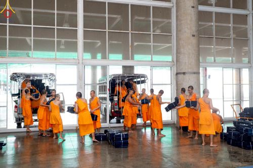 ภาพ No.220729:วันที่ 24-25 เมษายน พ.ศ. 2568 การเก็บงาน ผ้ารับประเคน ผ้าระบาย โต๊ะ เก้าอี้  ภายหลังงานวันคุ้มครองโลก ณ วัดพระธรรมกาย