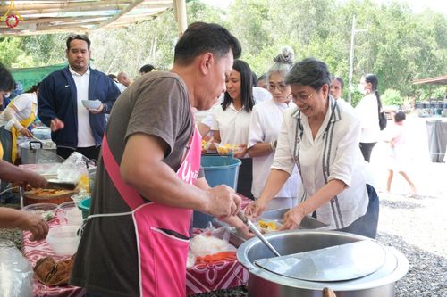 ภาพ No.83106:พิธีทอดผ้าป่ากำเเพงเเก้วเฟส 2 เฟสสำเร็จ  แผ่นดินอันศักดิ์สิทธิ์ สถานที่สถาปนา ปทุมเจดีย์ พระพุทธเจ้าห้าพระองค์  ณ ศูนย์อบรมเยาวชนปัตตานี อ.หนองจิก จ.ปัตตานี ในวันอาทิตย์ ที่ 25 มิถุนายน พ.ศ. 2566