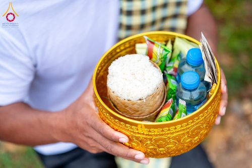 ภาพ No.174404:พิธีตักบาตรพระ,พิธีทอดผ้าป่า พิธีกลั่นแผ่นดินโปรยรัตนชาติ  สร้างพระอุโบสถและเจดีย์ วัดป่าสัมมาทิฏฐิและวัดสิริขันโท แขวงอัตตะปือ สปป. ลาว วันที่ 29 ตุลาคม พ.ศ. 2567