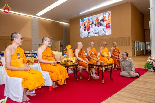 ภาพ No.208915:พระบาทสมเด็จพระเจ้าอยู่หัว ทรงมีพระราชศรัทธาทรงพระกรุณาโปรดเกล้าฯ ให้บำเพ็ญพระราชกุศลถวายภัตตาหารพระราชทาน การสอบบาลีสนามหลวง ณ วัดพระธรรมกาย ย อ.คลองหลวง จ.ปทุมธานี วันที่ 23-24 กุมภาพันธ์ พ.ศ. 2568