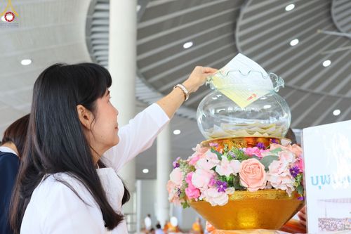 ภาพ No.104473:พิธีบุพเปตพลี ครั้งที่ 145 อุทิศบุญแด่หมู่ญาติที่ล่วงลับไปแล้ว และสืบทอดอายุพระพุทธศาสนา วันพุธที่ 27 ธันวาคม พ.ศ. 2566 (วันพระขึ้น 15 ค่ำ เดือน 12 ) ณ หอฉันคุณยายอาจารย์ฯ วัดพระธรรมกาย