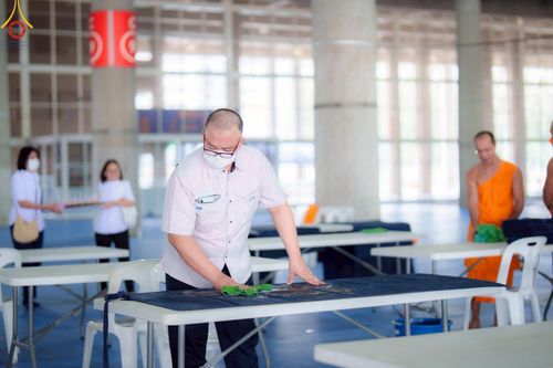 ภาพ No.218221:วันที่ 12-18 เมษายน พ.ศ. 2568 พระภิกษุและเจ้าหน้าที่อาสาสมัคร เตรียมพื้นที่ต้อนรับพักค้างพระสังฆาธิการ เนื่องในงานวันคุ้มครองโลก 22 เมษายน พ.ศ. 2568