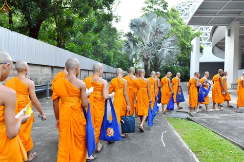 ภาพ No.229632:วันที่ 25 มิถุนายน พ.ศ. 2568 (แรม 15 ค่ำ เดือน 7) พิธีบุพเปตพลี ครั้งที่ 166 ร่วมอุทิศบุญแด่หมู่ญาติที่ล่วงลับไปแล้ว และสืบทอดอายุพระพุทธศาสนา ณ หอฉันคุณยายอาจารย์ฯ วัดพระธรรมกาย