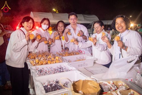 ภาพ No.196871:พิธีถวายภัตตาหารเป็นสังฆทาน แด่พระธรรมยาตรา ณ วัดโบสถ์(บน) ตำบลบางคูเวียง อำเภอบางกรวย จังหวัดนนทบุรี ในโครงการธรรมยาตรา กตัญญูบูชา มหาปูชนียาจารย์ พระมงคลเทพมุนี(สด จนฺทสโร) พระผู้ปราบมาร อนุสรณ์สถาน 7 แห่ง ปีที่ 13 วันที่ 18 มกราคม พ.ศ. 2568