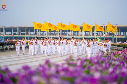 ภาพ No.133672:พิธีเวียนประทักษิณและพิธีวันทาเจดีย์ โครงการบรรพชาสามเณร ฟื้นฟูพระพุทธศาสนาทั่วไทย ณ วัดพระธรรมกาย วันเสาร์ที่ 6 เมษายน พ.ศ. 2567