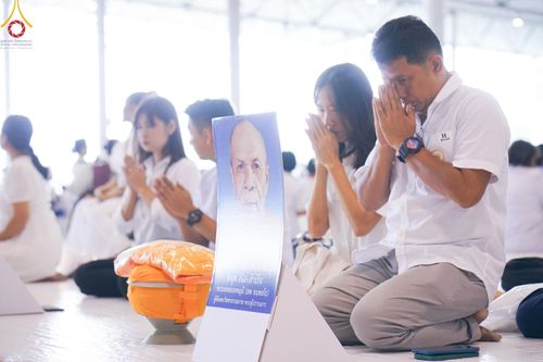 ภาพ No.133861:พิธีขอขมามอบผ้าไตร โครงการบรรพชาสามเณร ศูนย์อบรมวัดพระธรรมกาย ณ วัดพระธรรมกาย วันเสาร์ที่ 6 เมษายน พ.ศ. 2567