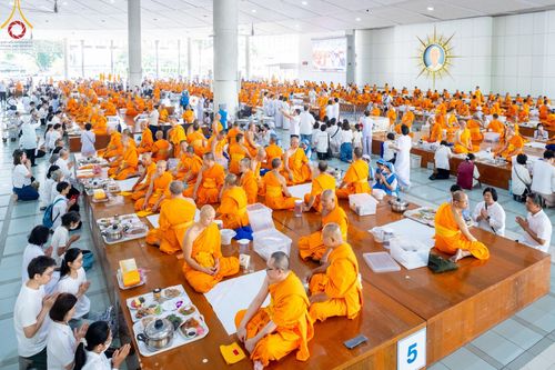 ภาพ No.186821:พิธีถวายภัตตาหารเมนูสวรรค์ "เพื่อการบรรลุธรรม" วันเสาร์ที่ 28 ธันวาคม พ.ศ.2567 ณ หอฉันคุณยายอาจารย์ฯ วัดพระธรรมกาย