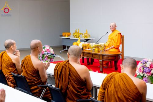 ภาพ No.222573:วันที่ 23 เมษายน พ.ศ. 2568 หลวงพ่อทัตตชีโวต้อนรับคณะสงฆ์บังกลาเทศ ณ อาคาร 100 ปี คุณยายมหารัตนอุบาสิกาจันทร์ ขนนกยูง วัดพระธรรมกาย