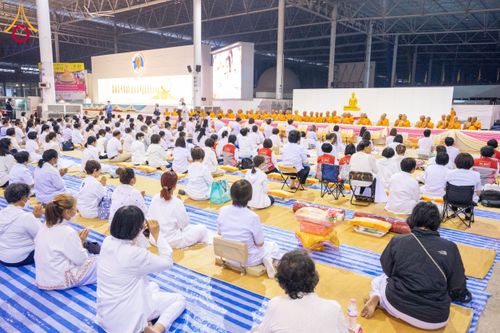 ภาพ No.204243:พิธีถวายภัตตาหารเป็นสังฆทาน แด่พระธรรมยาตรา ณ วัดพระธรรมกาย ตำบลคลองสาม อำเภอคลองหลวง จังหวัดปทุมธานี ในโครงการธรรมยาตรา กตัญญูบูชา มหาปูชนียาจารย์ พระมงคลเทพมุนี(สด จนฺทสโร) พระผู้ปราบมาร อนุสรณ์สถาน 7 แห่ง ปีที่ 13 วันที่ 31 มกราคม พ.ศ. 2568