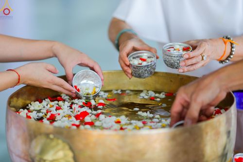 ภาพ No.80222:สาธุชนร่วมสรงน้ำพระและทำบุญ เนื่องในวันสงกรานต์ ณ หอฉันคุณยายอาจารย์ฯ วัดพระธรรมกาย วันที่ 13 เมษายน พ.ศ. 2566