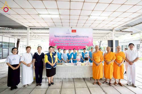 ภาพ No.230301:วันจันทร์ที่ 30 มิถุนายน พ.ศ. 2568 เจ้าอาวาสวัดพระธรรมกาย เยี่ยมอนุโมทนาให้กำลังใจ บุคลากรทางการแพทย์-เจ้าหน้าที่ผู้ปฏิบัติงาน โครงการรถตัดแว่นสายตาเคลื่อนที่สภากาชาดไทย เพื่อเด็กนักเรียนในชนบท พื้นที่จังหวัดปทุมธานี