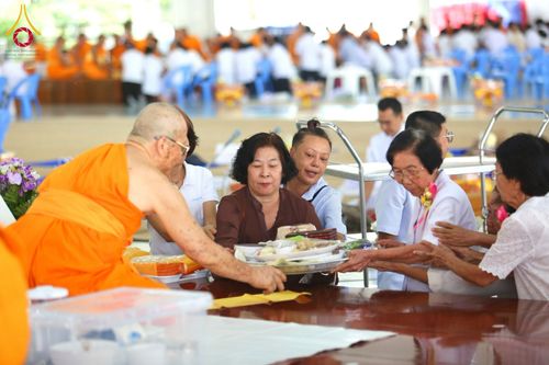ภาพ No.210568:วันเสาร์ที่ 8 มีนาคม พ.ศ. 2568 พิธีสวดพระพุทธมนต์ และถวายภัตตาหารเมนูสวรรค์แด่พระภิกษุ สามเณร ณ หอฉันคุณยายอาจารย์ฯ วัดพระธรรมกาย