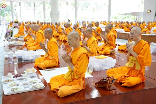 ภาพ No.230375:วันที่ 28 มิถุนายน พ.ศ. 2568 พิธีถวายภัตตาหารเมนูสวรรค์ เพื่อการบรรลุธรรม ณ หอฉันคุณยายอาจารย์ฯ วัดพระธรรมกาย