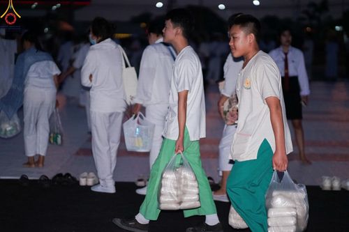 ภาพ No.180373:พิธีตักบาตรพระ ๑,๐๐๐ รูป ฉลองเมืองลำปาง ๑,๓๔๔ ปี วันเสาร์ที่ ๗ ธันวาคม พ.ศ. ๒๕๖๗ ณ ลานพระบรมราชานุสาวรีย์ พระนเรศวรมหาราช อ.เกาะคา จ.ลำปาง