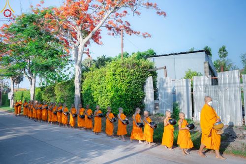 ภาพ No.57802:กิจกรรมบิณฑบาตของสามเณร โครงการบรรพชาสามเณร ฟื้นฟูพระพุทธศาสนาทั่วไทย ธุดงคสถานชลบุรี ณ ชุมชนบ้านห้วยเหียน ตำบลบ่อวิน  อำเภอศรีราชา จังหวัดชลบุรี วันที่ 27 เมษายน พ.ศ. 2567