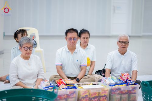 ภาพ No.60730:พิธีตักบาตรพระภิกษุสามเณร ธรรมทายาทระดับอุดมศึกษา วันเสาร์ที่ 20 เมษายน พ.ศ. 2567 ณ ห้องปฎิบัติธรรม ชั้นลอย มหารัตนวิหารคด 13 วัดพระธรรมกาย จ.ปทุมธานี