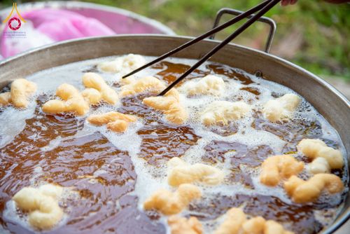 ภาพ No.218005:วันอาทิตย์ที่ 13 เมษายน พ.ศ. 2568 พิธีตักบาตรฉลองสามเณรใหม่ 75 รูป เนื่องในวันสงกรานต์ (โครงการบรรพชาสามเณรฟื้นฟูพระพุทธศาสนาทั่วไทย ประจำปีพุทธศักราช 2568) ณ ศูนย์ปฏิบัติธรรมระยอง(บ้านช่องลม) ตำบลบางบุตร อำเภอบ้านค่าย จังหวัดระยอง