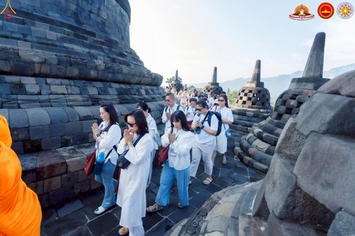 ภาพ No.224432:วันจันทร์ที่ 12 พฤษภาคม พ.ศ. 2568  ชาวพุทธในอินโดนีเซีย ร่วมฉลองวิสาขบูชาจุดประทีปกว่า 200,000 ดวง ณ พระมหาเจดีย์บรมพุทโธ  เจริญพุทธมนต์ถวาย “พระวชิรเกล้าเจ้าอยู่หัว”