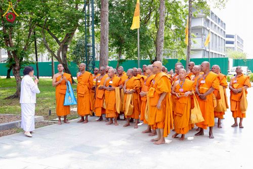 ภาพ No.327636:วันที่ 1-6 พฤษภาคม พ.ศ.2569 ต้อนรับชาวต่างชาติ พระภิกษุ คณะชาวเมียนมาร์  อุบาสิกาชาวอินเดีย เยี่ยมชมวัดพระธรรมกายและสักการะพระมหาธรรมกายเจดีย์
