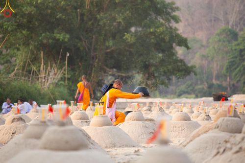 ภาพ No.138594:Photo Story  มหัศจรรย์วัดดงดินแดง Episode 6 พระภิกษุ-สามเณร ในโครงการบรรพชาอุปสมบทหมู่  กว่า 500 รูป และศีลจาริณีกว่า 300 คน ร่วมกันก่อพระเจดีย์ทราย 20,000 องค์ และจุดประทีป  บูชาธรรม 80 ปี หลวงพ่อธมฺมชโย กลางลำน้ำแม่ตื่น